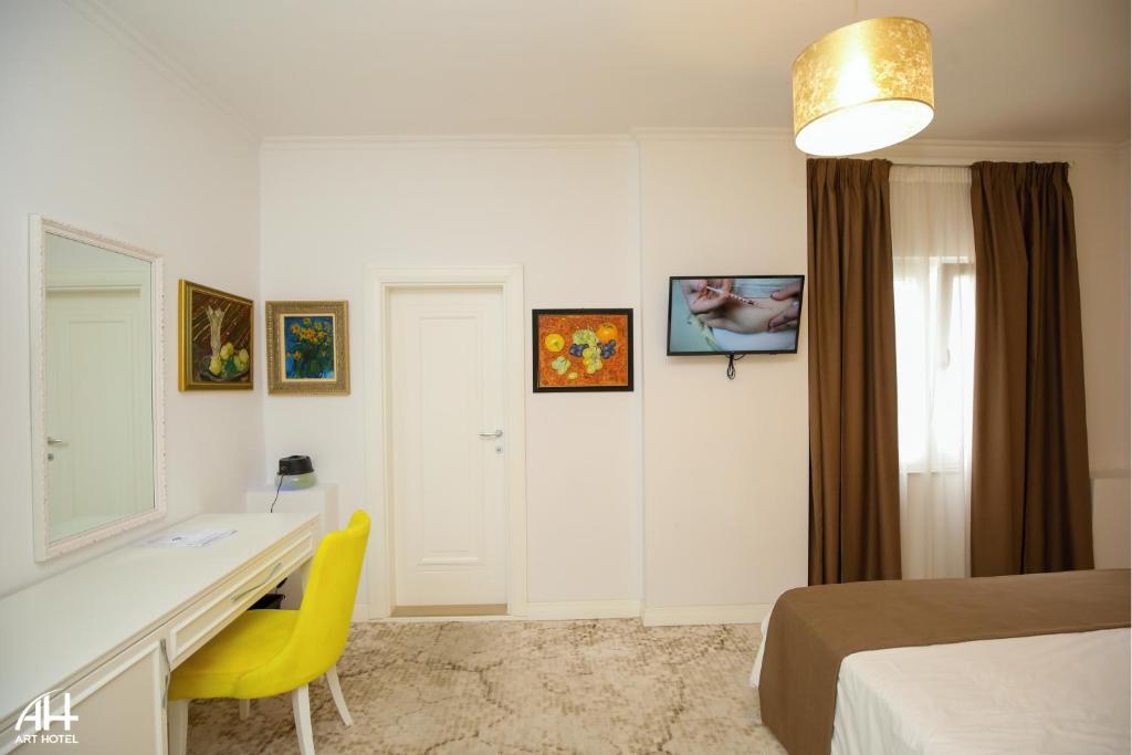 TV a/nebo společenská místnost v ubytování ART Hotel Tirana