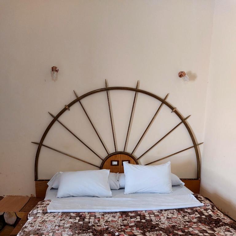 Postel nebo postele na pokoji v ubytování Hllol Hotel Abu Simbel