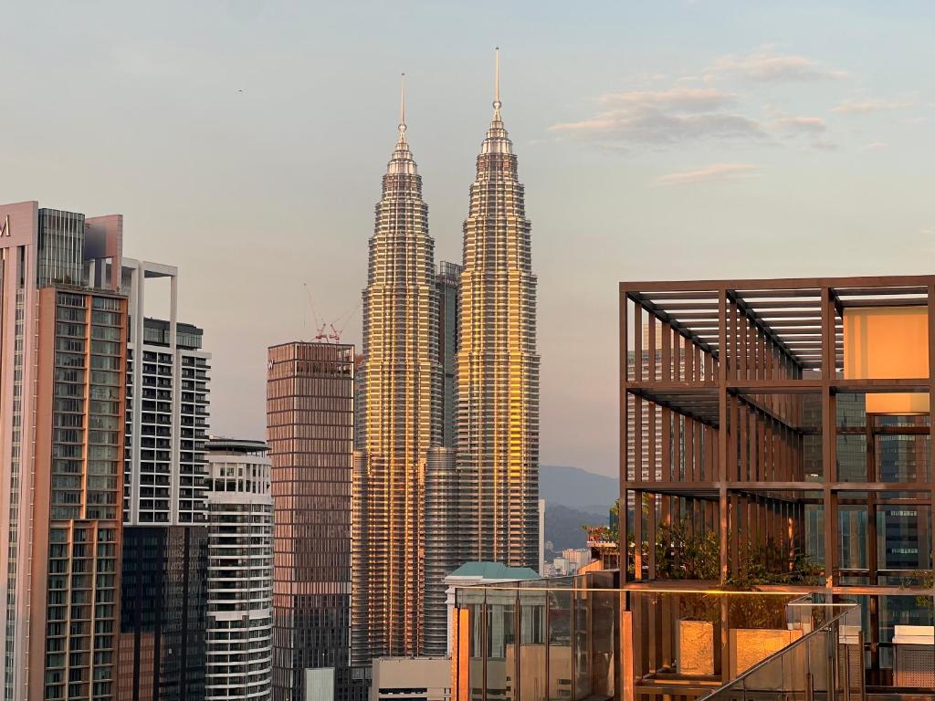 een uitzicht op de petronas torens in een stad bij Anggun KL Malaysia in Kuala Lumpur