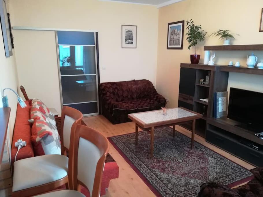 ein Wohnzimmer mit einem Sofa und einem Tisch in der Unterkunft Apartment Letna near the city center in Košice