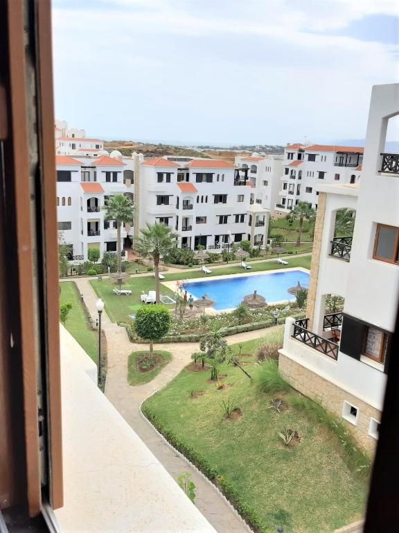 Bazén v ubytování Lilacs Garden Cabo Negro Piscines WiFi -only family nebo v jeho okolí