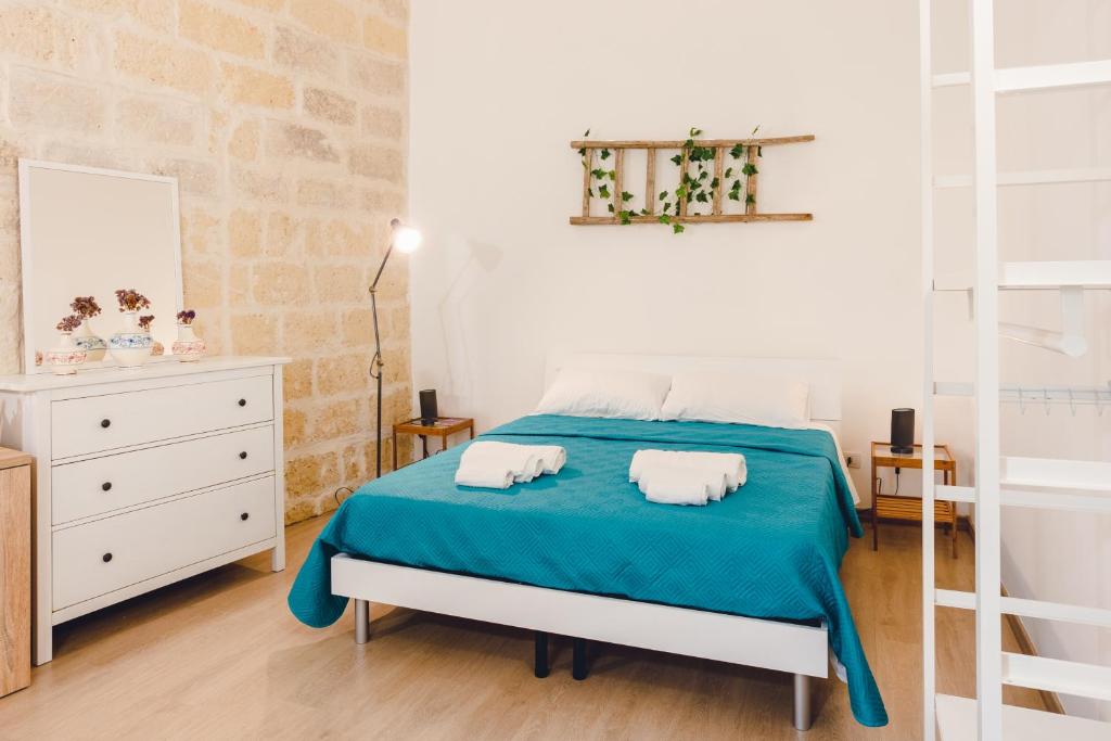 Una cama o camas en una habitación de ConVivo Apartment Palazzo Galateo