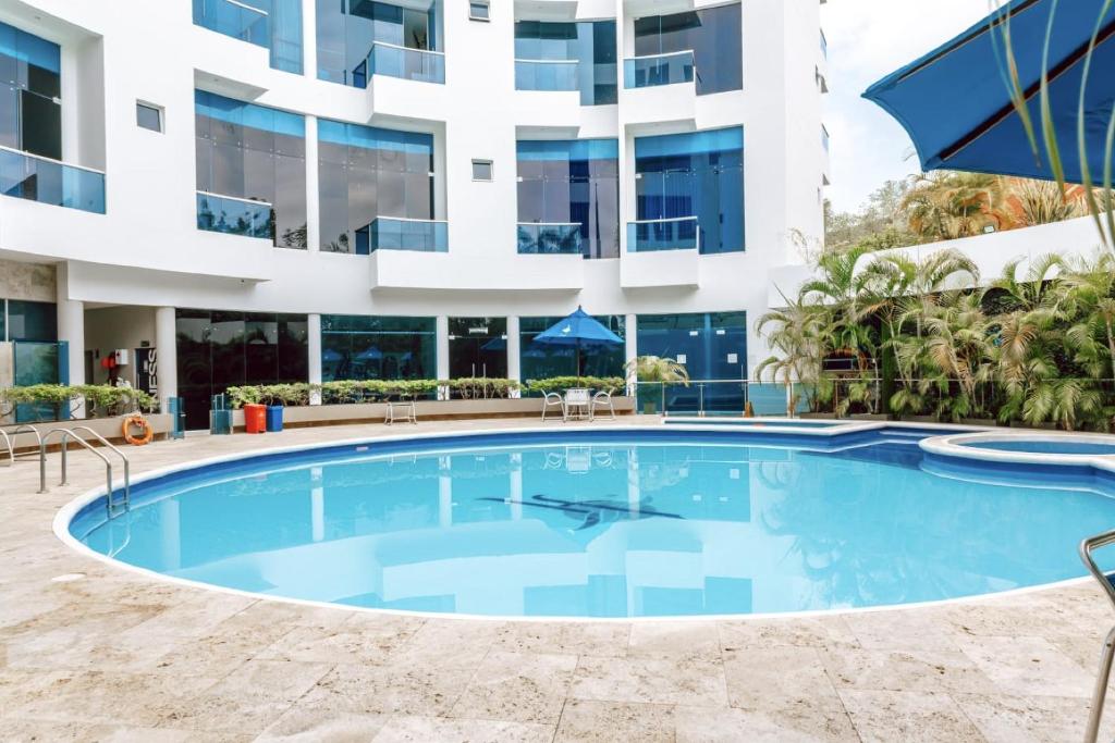 a swimming pool in front of a building at Hotel Florida Sinú in Montería