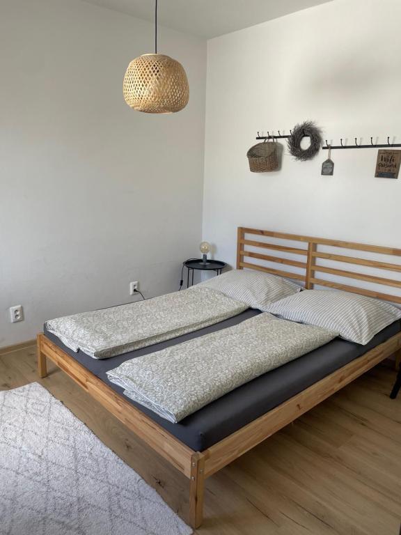 ein Schlafzimmer mit einem Bett in einem Zimmer in der Unterkunft Apartment Dubnica Prejta 3 in Dubnica nad Váhom