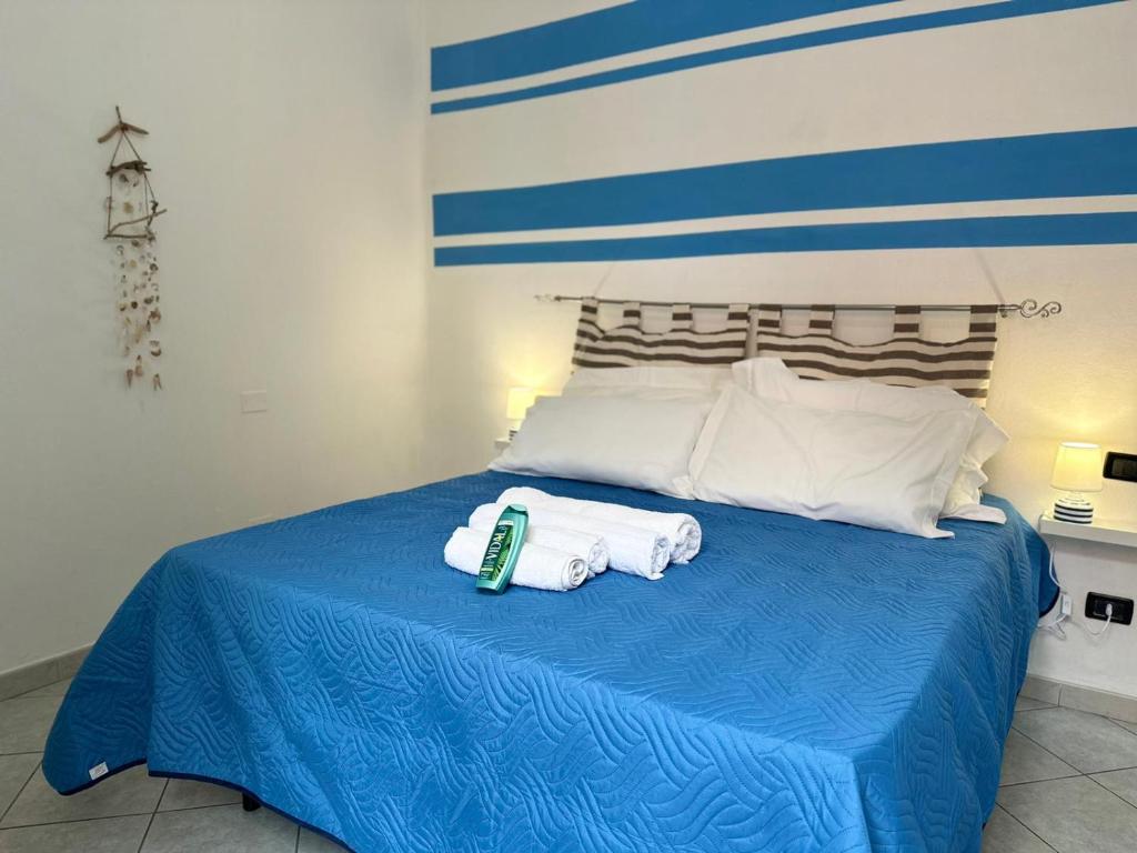 - un lit bleu avec 2 serviettes dans l'établissement Affittacamere Via Prione, à La Spezia
