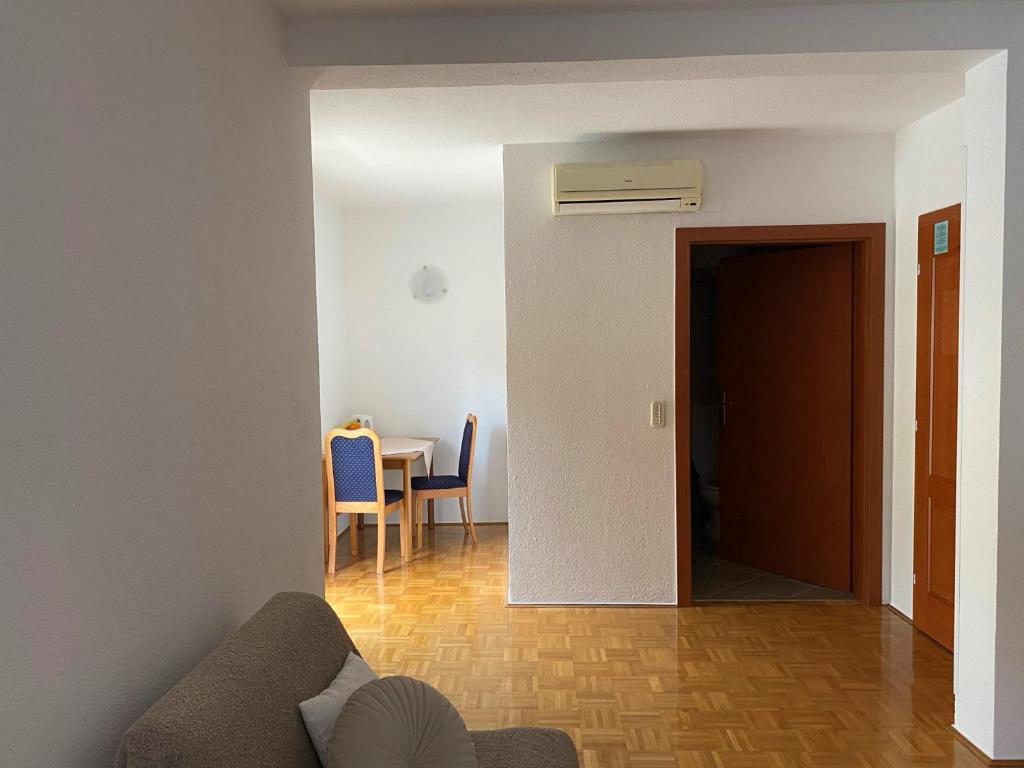 Apartment Begić Makarska - Habitación De Lujo (2 Adultos + 1 Niño)