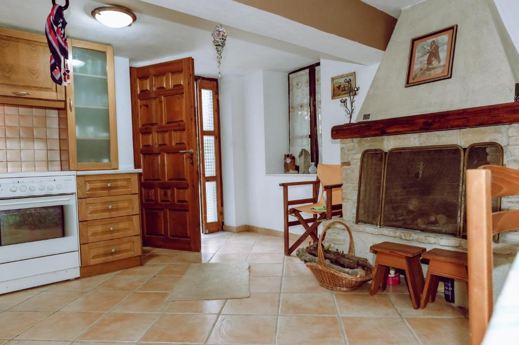 uma sala de estar com lareira e uma cozinha em To Petrino 