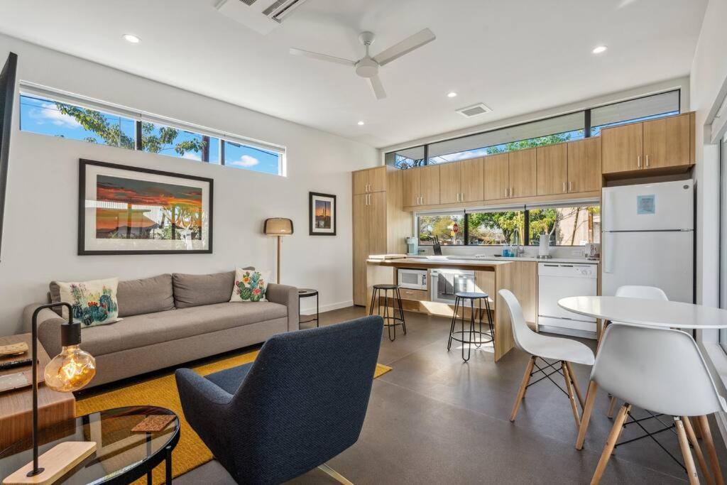 uma sala de estar com um sofá e uma mesa em Refreshing 1-bedroom Apartment - 80 Walkscore! em Phoenix