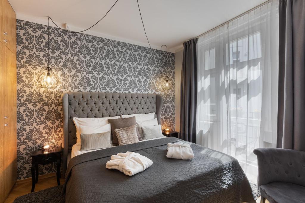 una camera da letto con un letto e due asciugamani di Romantic Balcony Apartment in Old Town a Praga