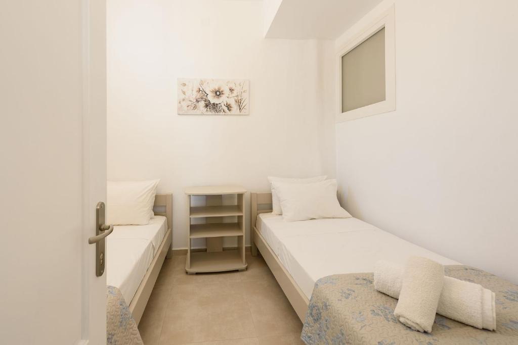 Postel nebo postele na pokoji v ubytování Sea Breeze Studios Paros