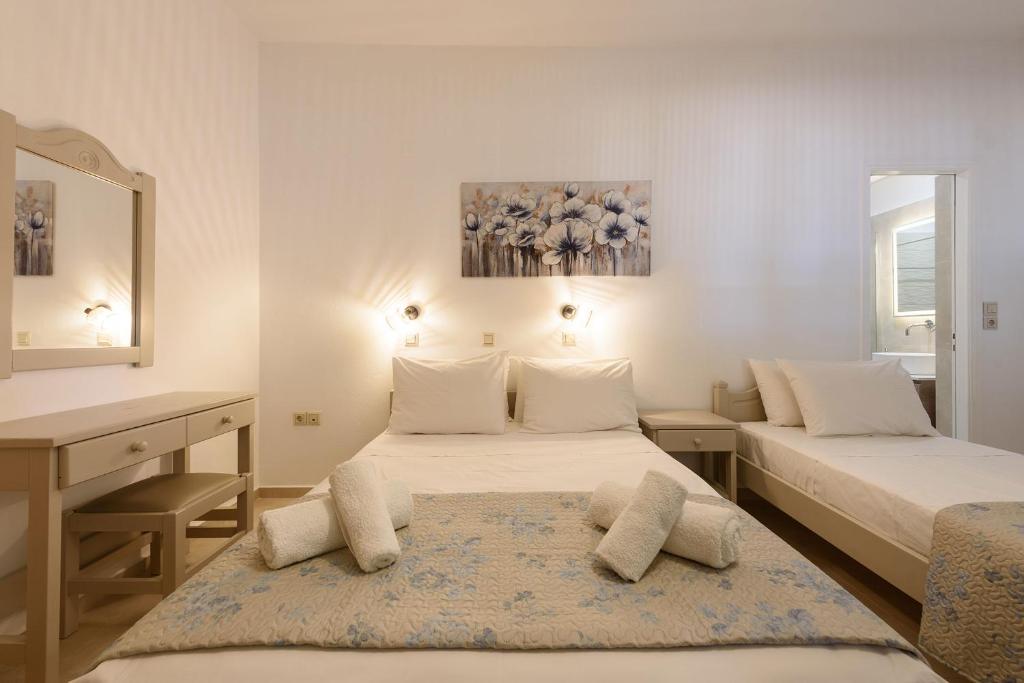 Postel nebo postele na pokoji v ubytování Sea Breeze Studios Paros