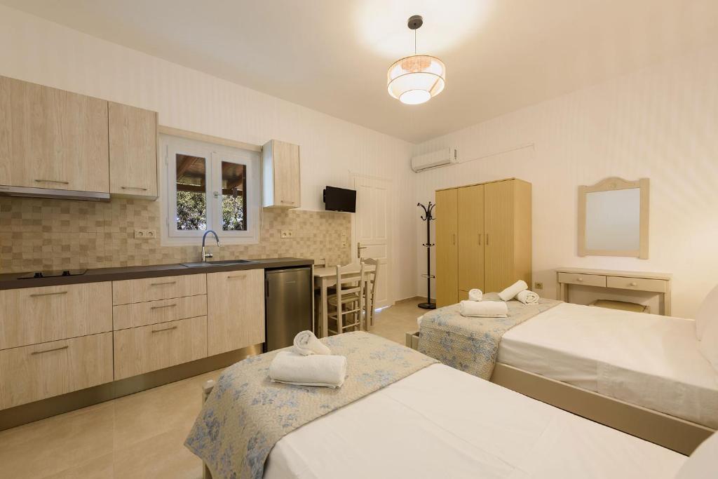 Postel nebo postele na pokoji v ubytování Sea Breeze Studios Paros
