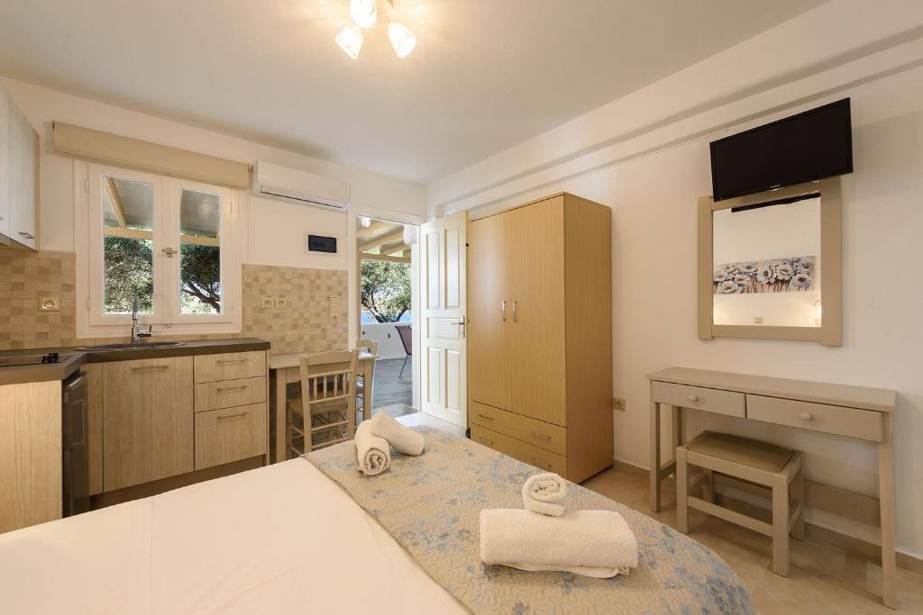 Postel nebo postele na pokoji v ubytování Sea Breeze Studios Paros