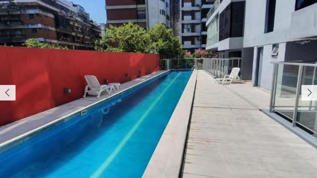 una piscina al lado de un edificio en Departamento - Studio en Palermo Soho en Buenos Aires