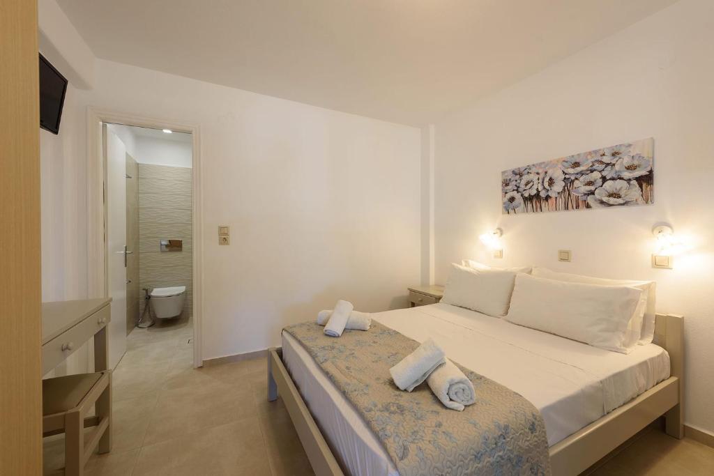 Postel nebo postele na pokoji v ubytování Sea Breeze Studios Paros