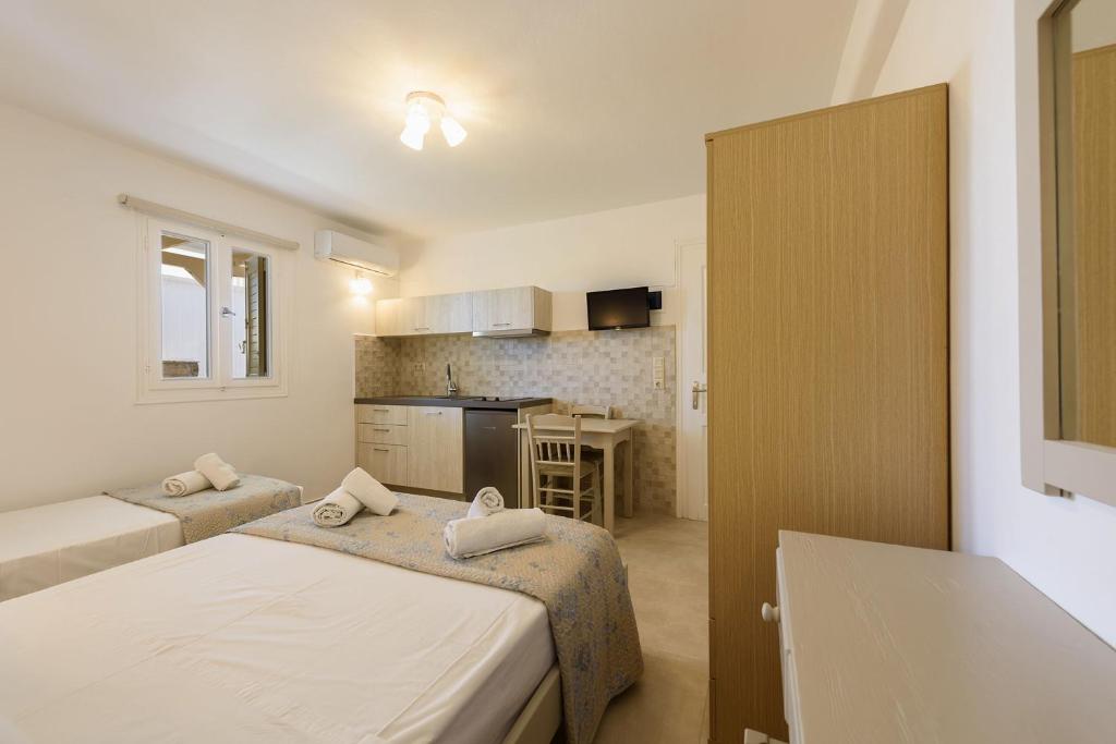 Postel nebo postele na pokoji v ubytování Sea Breeze Studios Paros