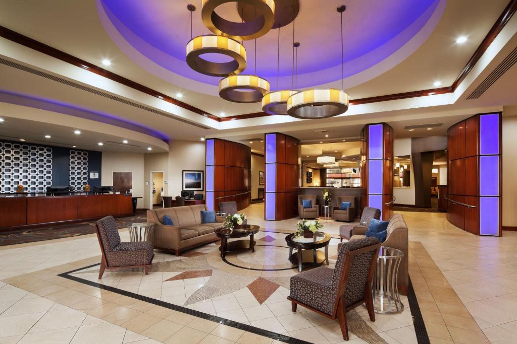 eine Lobby eines Hotels mit Stühlen und Sofas in der Unterkunft Sheraton Agoura Hills Hotel in Agoura Hills