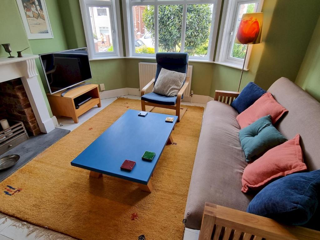 ein Wohnzimmer mit einem Sofa und einem Couchtisch in der Unterkunft Pass the Keys Cheerful 2 bed home with garden near Exeter centre in Exeter