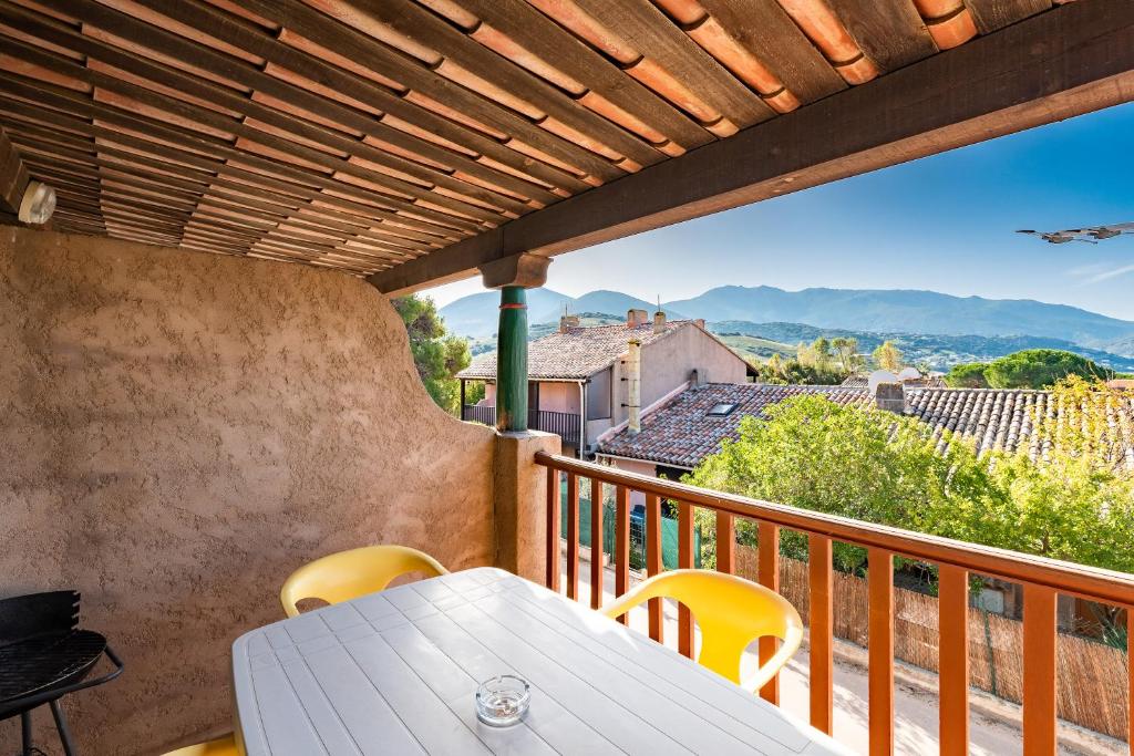 un balcon avec une table et des chaises et une vue dans l'établissement Le Cinque, à Appietto