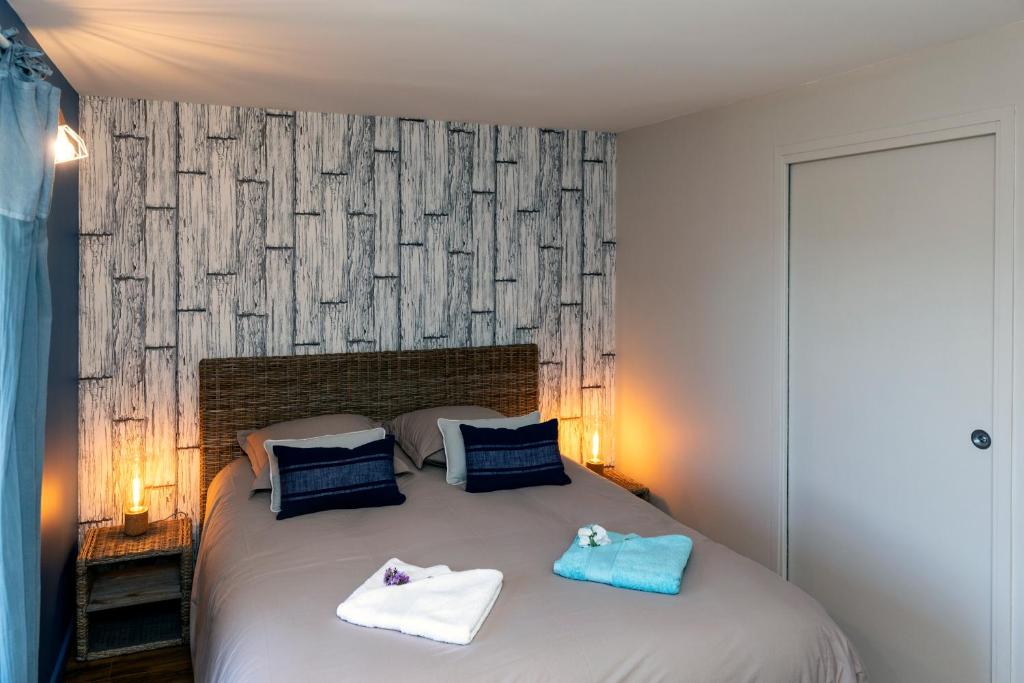 una camera da letto con un letto e due asciugamani di T2 Meublé de 40m2 axe Annecy/Geneve a Saint-Martin-Bellevue