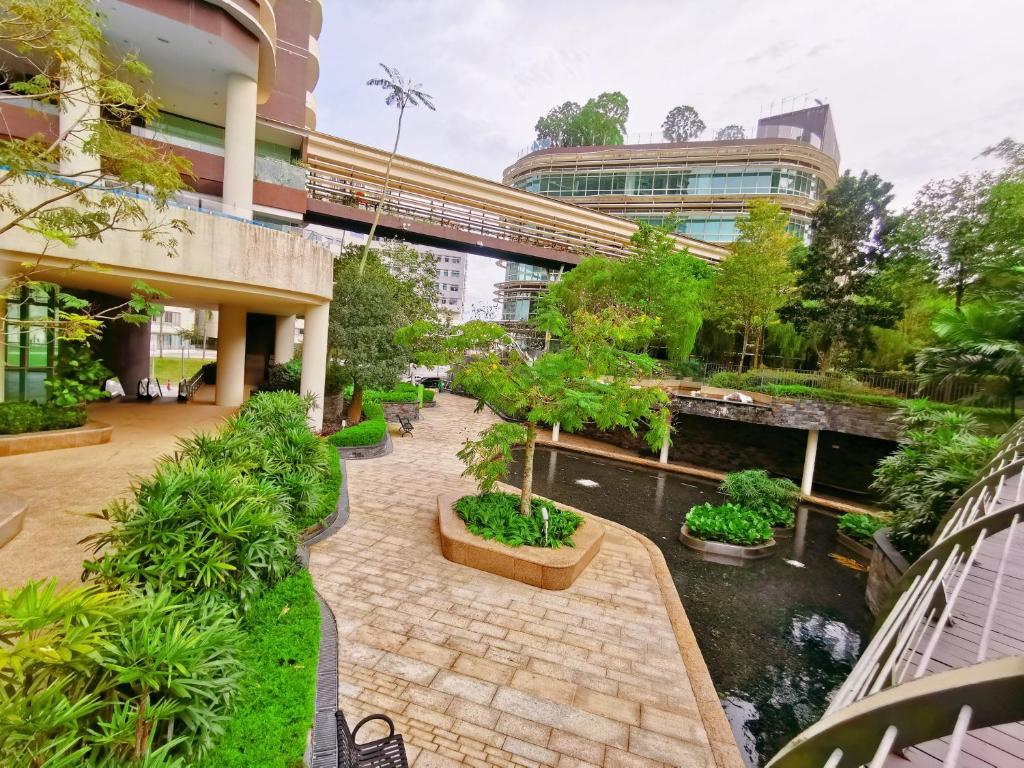Zahrada ubytování Legoland and Gleneagle- 3min Walk with Bathub-Cityview at Afiniti Residency -8pax-Cozy