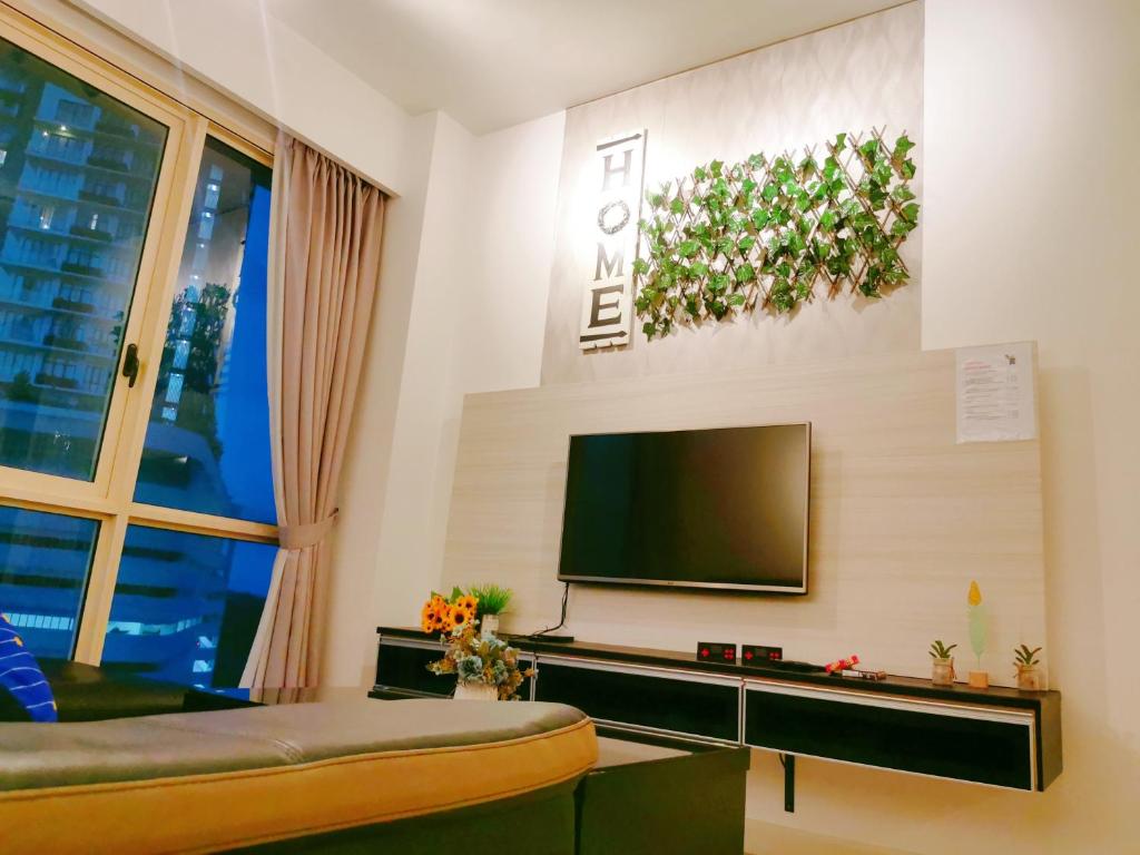 TV a/nebo společenská místnost v ubytování Legoland and Gleneagle- 3min Walk with Bathub-Cityview at Afiniti Residency -8pax-Cozy