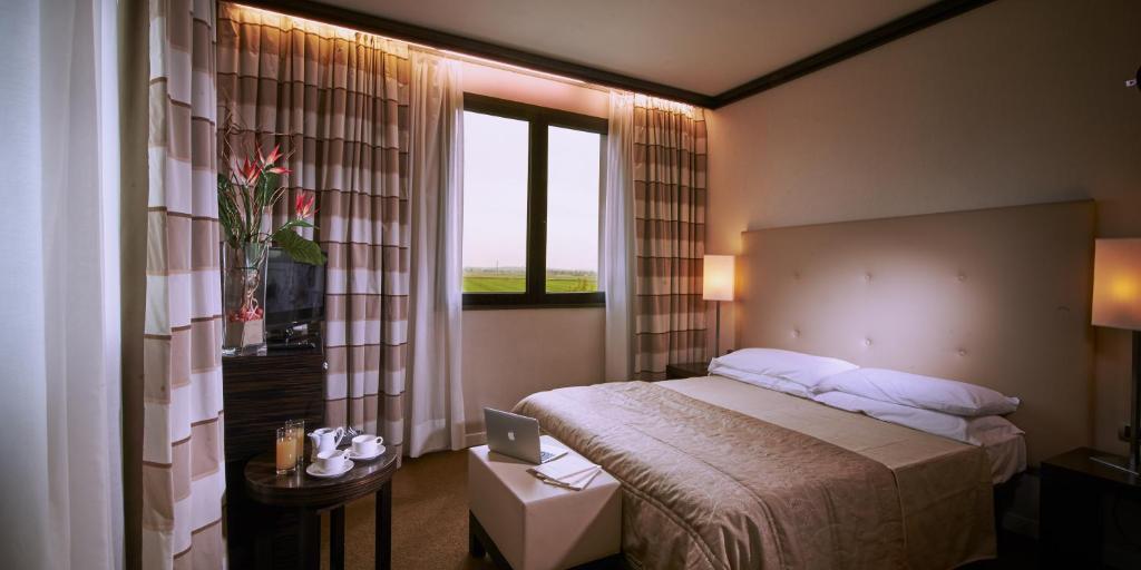 Postel nebo postele na pokoji v ubytování Hotel Pisa Valdera