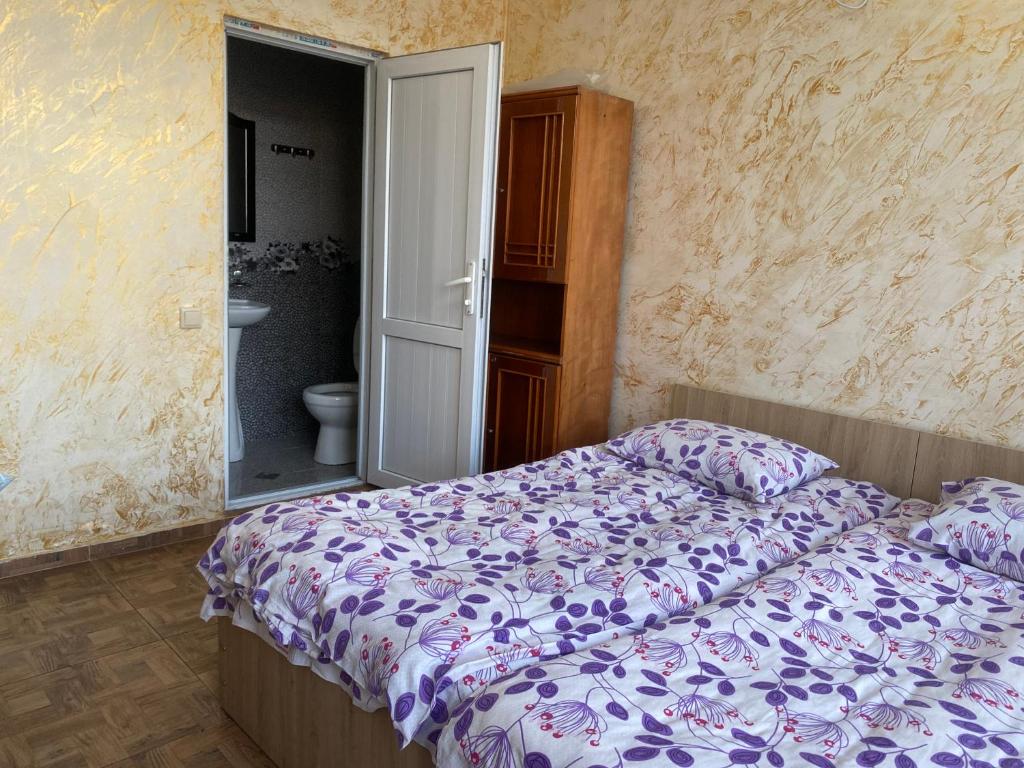 Postel nebo postele na pokoji v ubytování Merab House