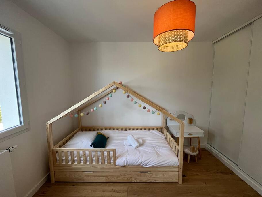 Łóżko lub łóżka w pokoju w obiekcie la villa d'Irissou