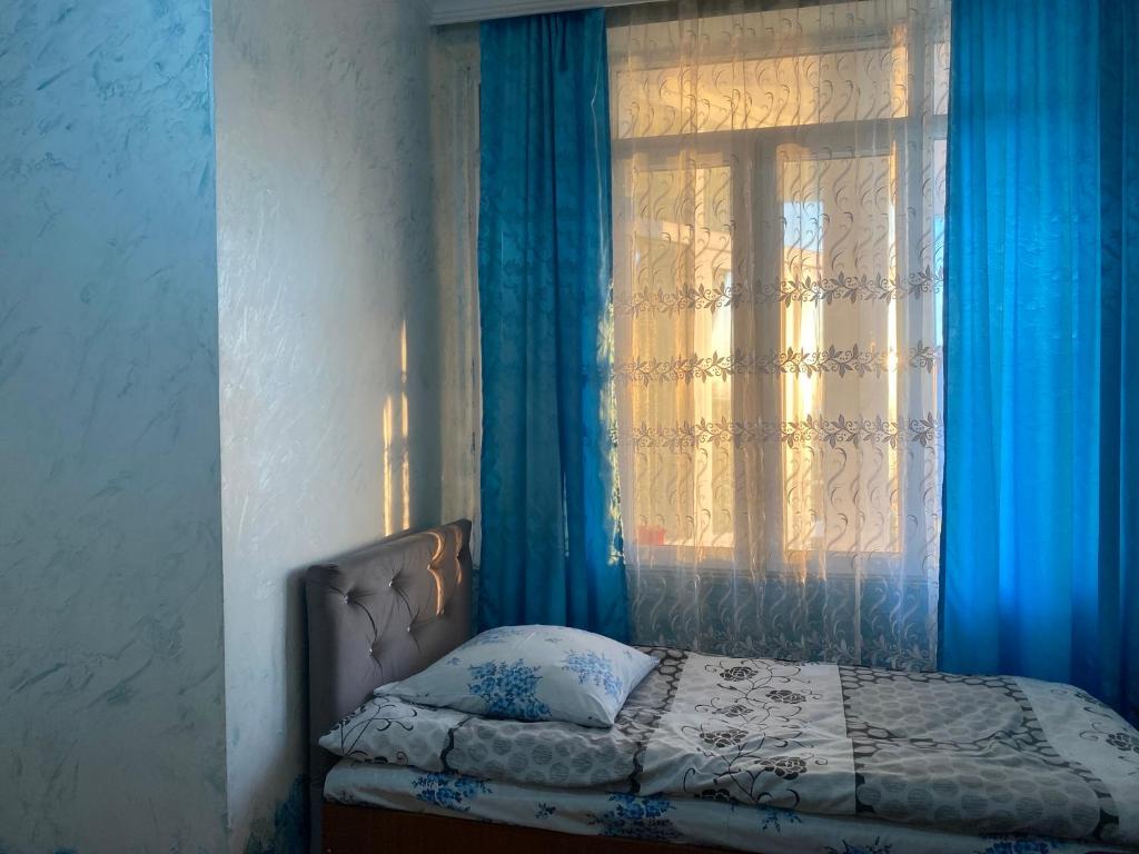 Postel nebo postele na pokoji v ubytování Merab House