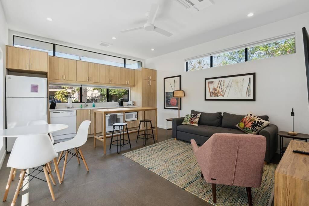 een woonkamer en keuken met een bank en een tafel bij Modern 2-bedroom Apartment - 80 Walkscore! in Phoenix