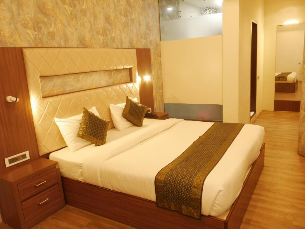 Postel nebo postele na pokoji v ubytování THE TRIUMPH HOTEL