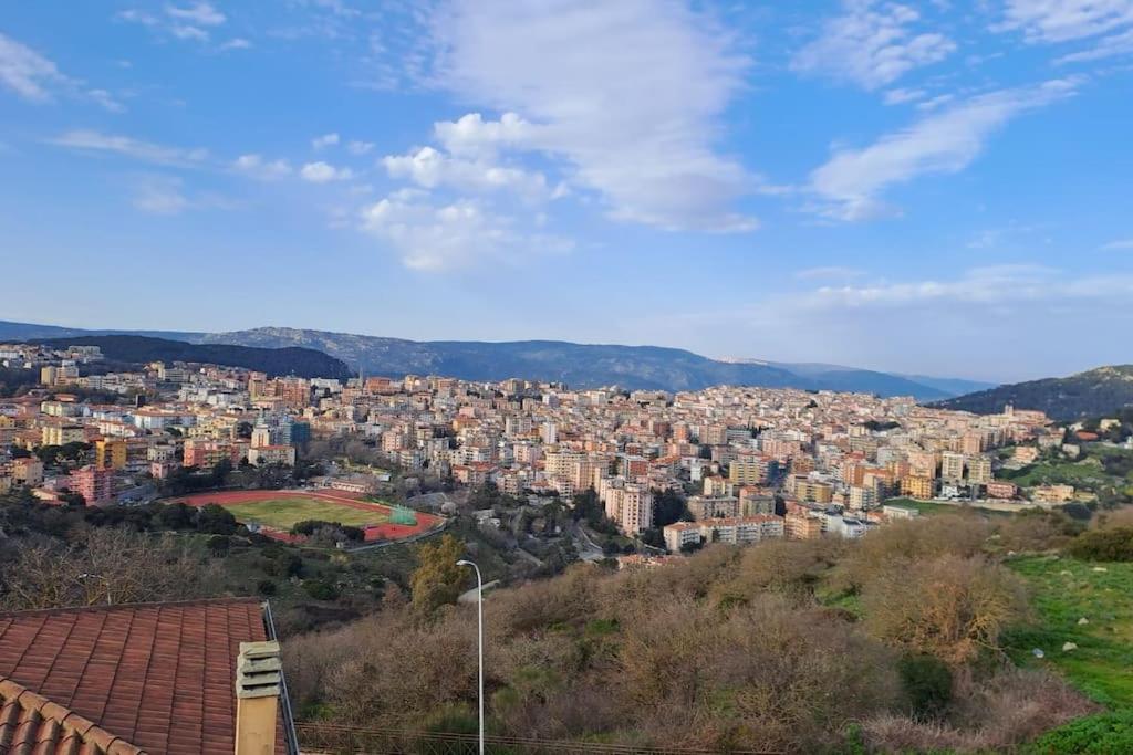 vista sulla città con edifici su una collina di S'Altura, dall'alto di Nuoro a Nuoro