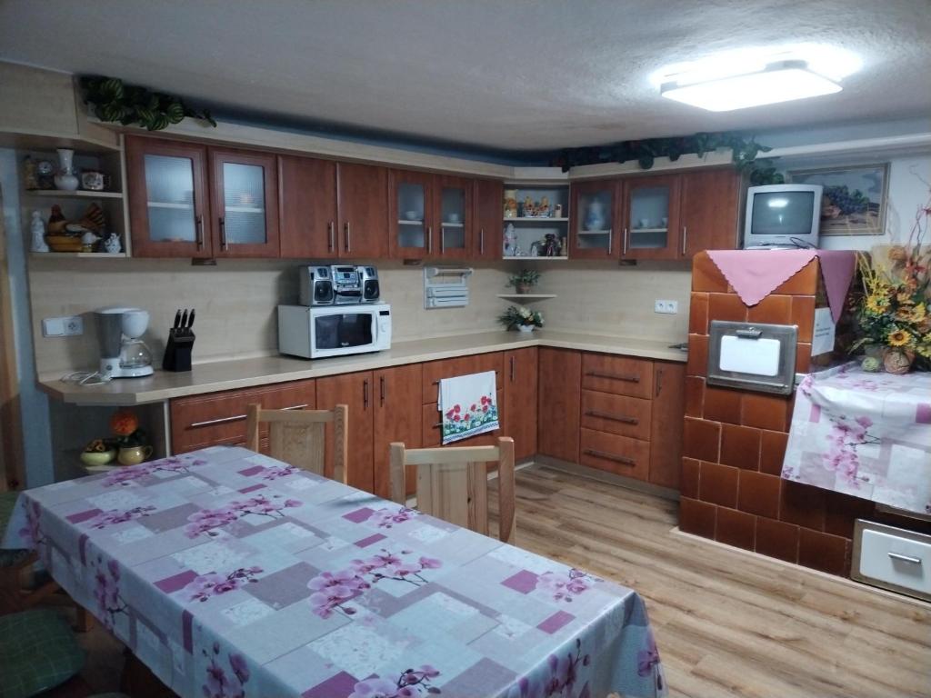 A kitchen or kitchenette at Dom u Jozefa
