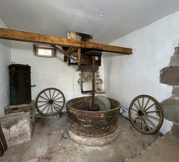 a room with twookedokedokedoked at Moulin de Joumard, gîtes, chambres et table d'hôtes de charme , jacuzzi, sauna, piscine et bain nordique Etablissement 4 étoiles in Aubazat