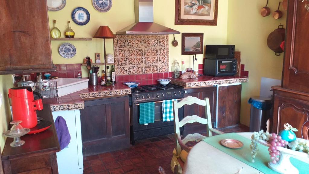 Una cocina o kitchenette en La maison de L&eacute;a