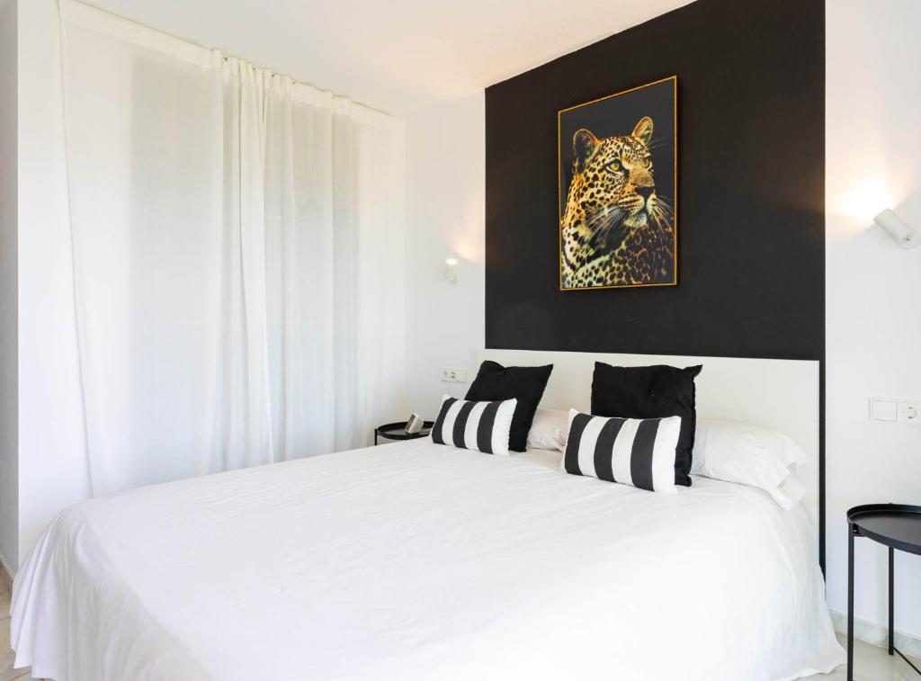 Posteľ alebo postele v izbe v ubytovaní Modern Townhouse with sea view in Marbella