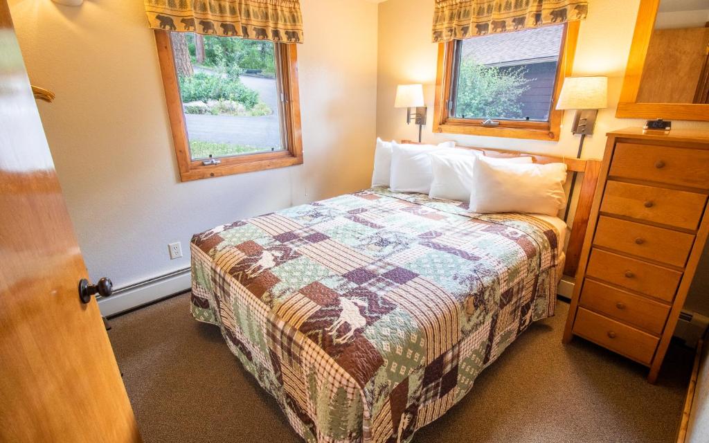 Postel nebo postele na pokoji v ubytování McGregor Mountain Lodge