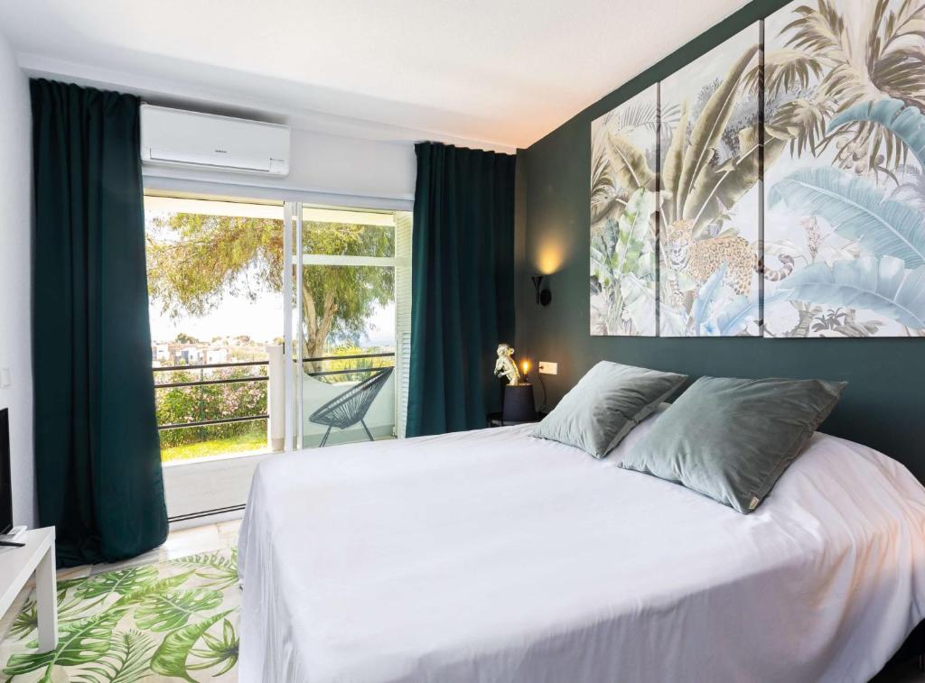 Posteľ alebo postele v izbe v ubytovaní Modern Townhouse with sea view in Marbella