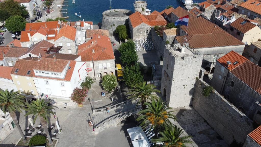 eine Luftansicht einer Stadt mit einem Schloss in der Unterkunft Apartment Punat in Korčula