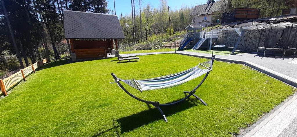 Vonkajšia záhrada v ubytovaní Apartamenty EDEN jacuzzi, sauna