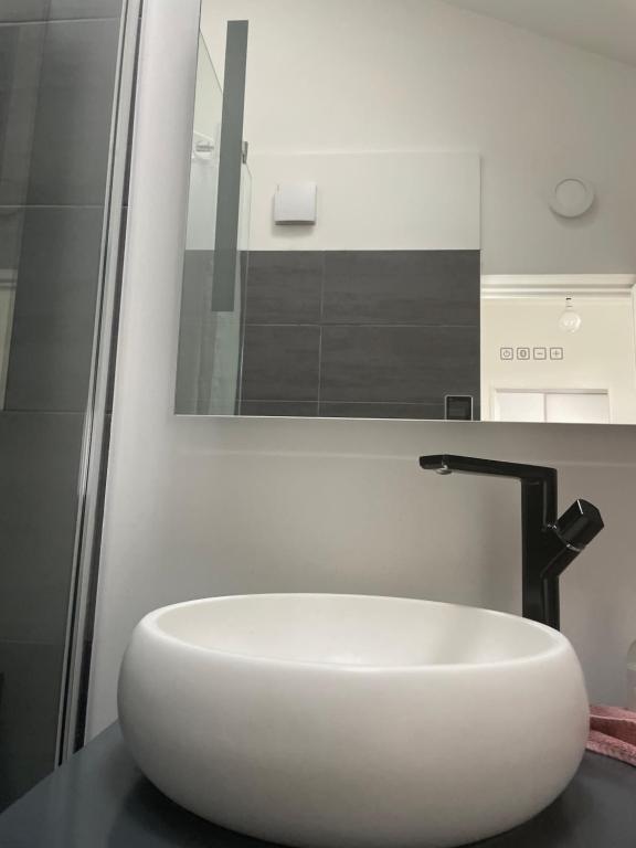 ein weißes Waschbecken auf einer Theke im Bad in der Unterkunft Chambre à louer 1 à 2 personnes chez l&#39;habitant in Saint-Herblain
