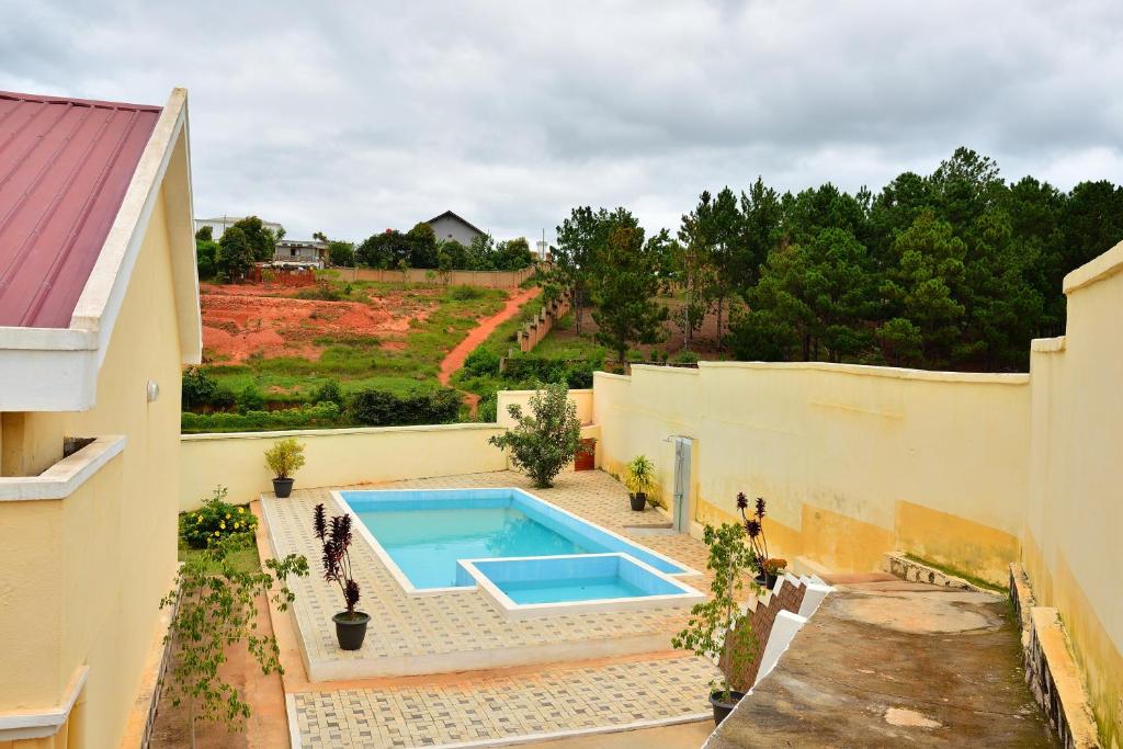 a swimming pool in the backyard of a house at Villa faravohitra in Antananarivo