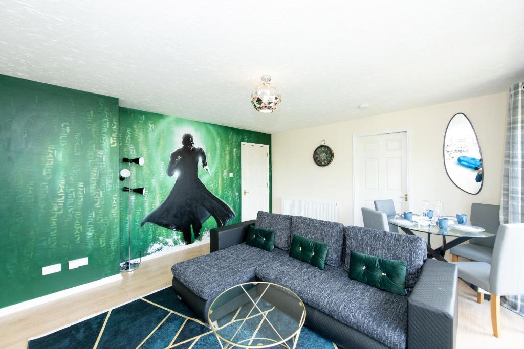 uma sala de estar com um sofá e uma parede verde em Escape The Matrix - 2 Bed Flat in City Centre with Free Parking em Southampton