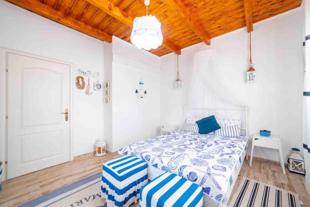 um quarto com uma cama e um tecto de madeira em Casa luminoasa cu poveste em Sulina