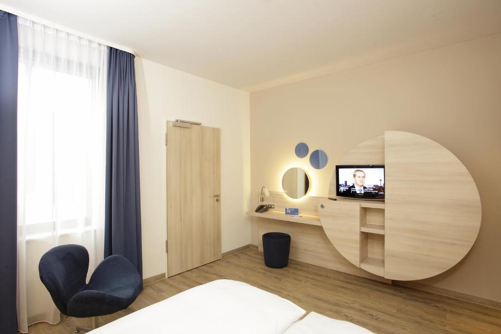TV a/nebo společenská místnost v ubytování H2 Hotel Berlin-Alexanderplatz