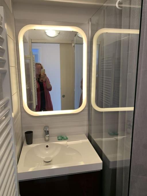 Koupelna v ubytování Dans un cadre d'exception, Vue mer panoramique à Agay Côte d'Azur, Village Vacances Cap Estérel, T2 avec jardin, golf, climatisation, Wifi, 5 piscines