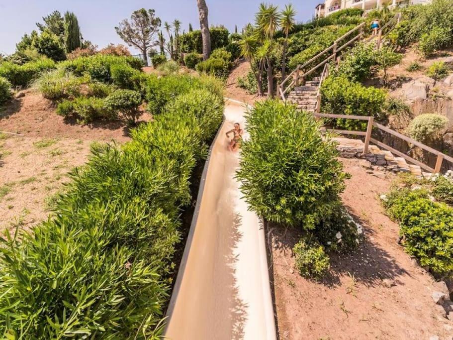 Zahrada ubytování Dans un cadre d'exception, Vue mer panoramique à Agay Côte d'Azur, Village Vacances Cap Estérel, T2 avec jardin, golf, climatisation, Wifi, 5 piscines