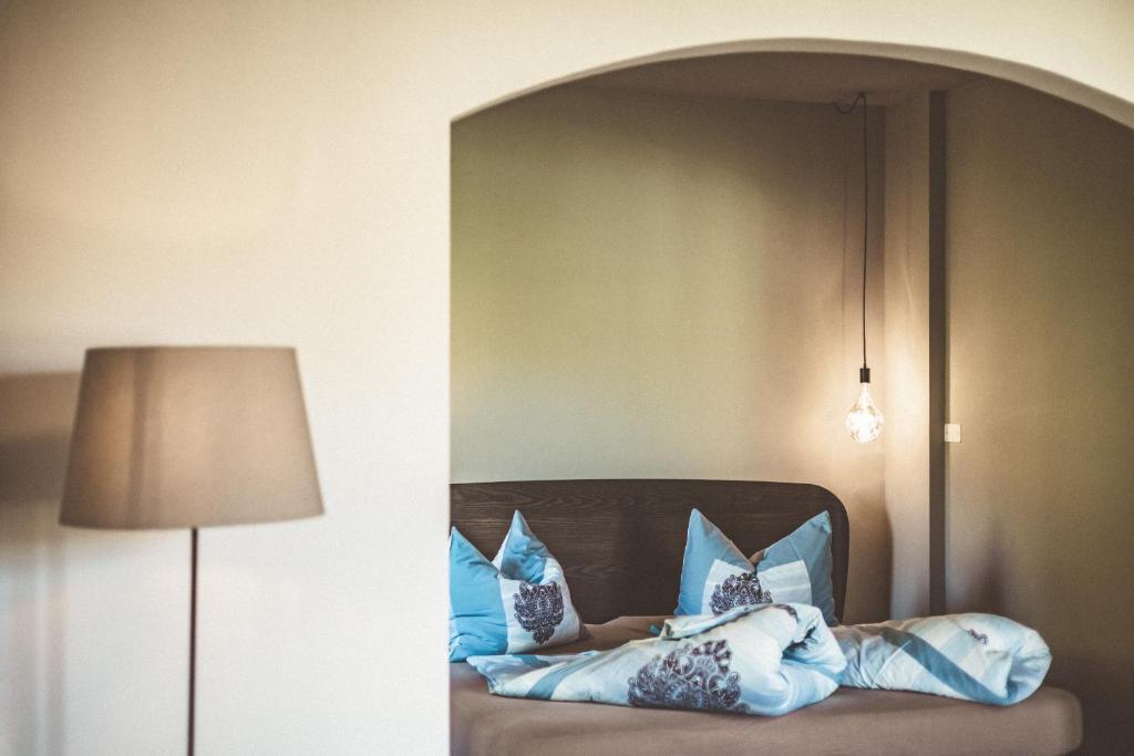 A bed or beds in a room at Bäcksteinerhof