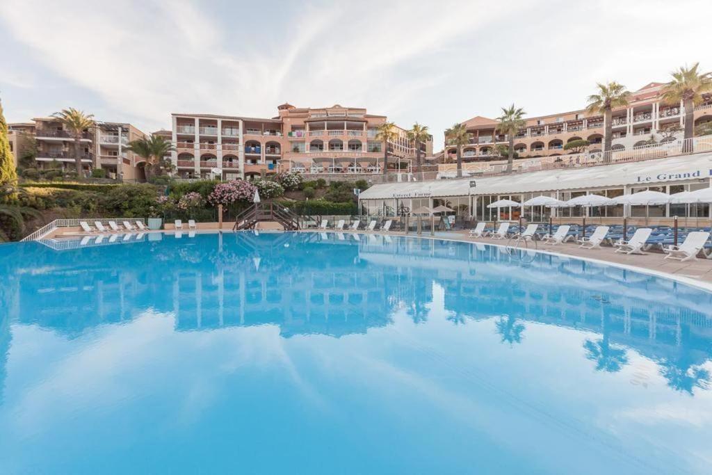 Bazén v ubytování Dans un cadre d'exception, Vue mer panoramique à Agay Côte d'Azur, Village Vacances Cap Estérel, T2 avec jardin, golf, climatisation, Wifi, 5 piscines nebo v jeho okolí